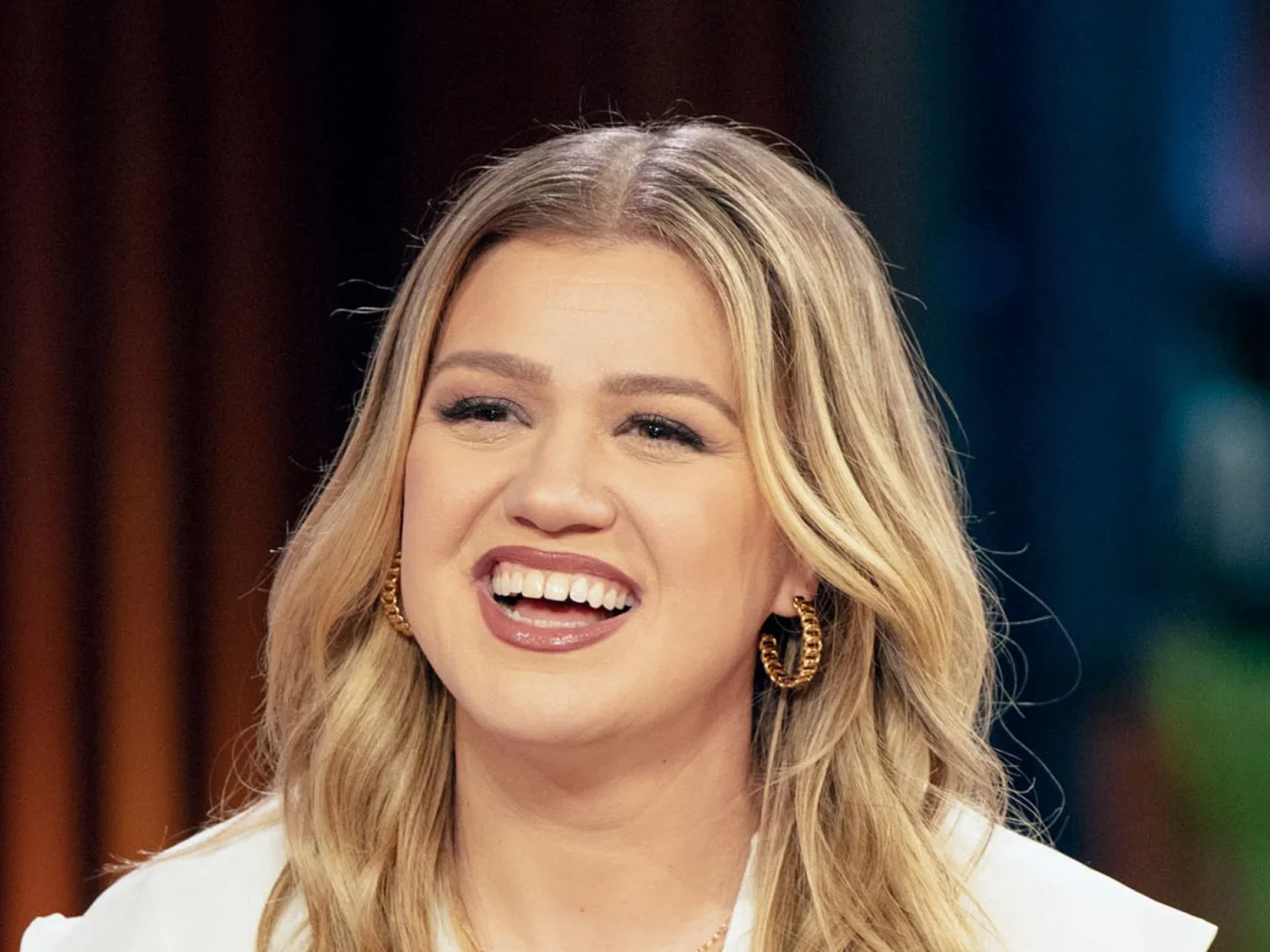 Kelly Clarkson shkëlqen në një fustan elegant dhe shpall një listë të ftuarve VIP