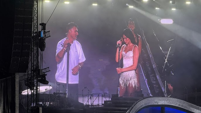 Dua Lipa këndon shqip në skenë me babain