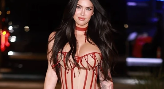 Megan Fox shkëlqen pas lindjes, me një paraqitje mahnitëse