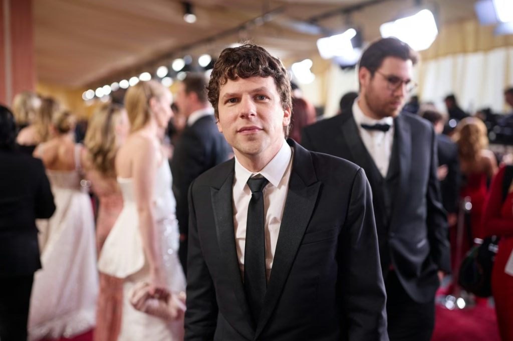 Aktori Jesse Eisenberg dhuron një veshkë për një të panjohur