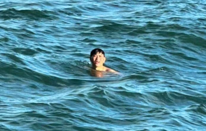 Tre burra mbijetuan 40 orë duke notuar në det