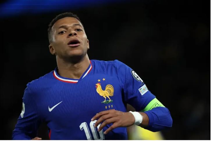 Lëndohet Mbappe, e braktis kampin francez