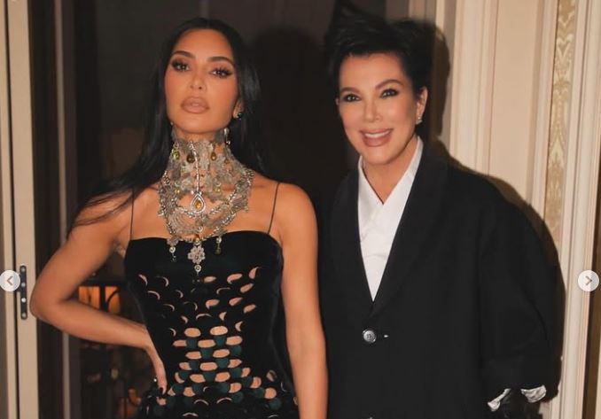 Kim emocionon për 70-vjetorin e nënës, e quan “gruaja më e bukur”