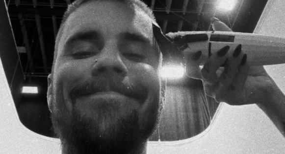 Justin Bieber shfaqet ndryshe: foto e papritur që po bën xhiron e rrjetit