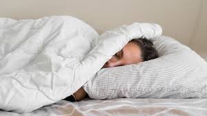 Gjumi kundër punës: Kush e lodh më shumë trurin?