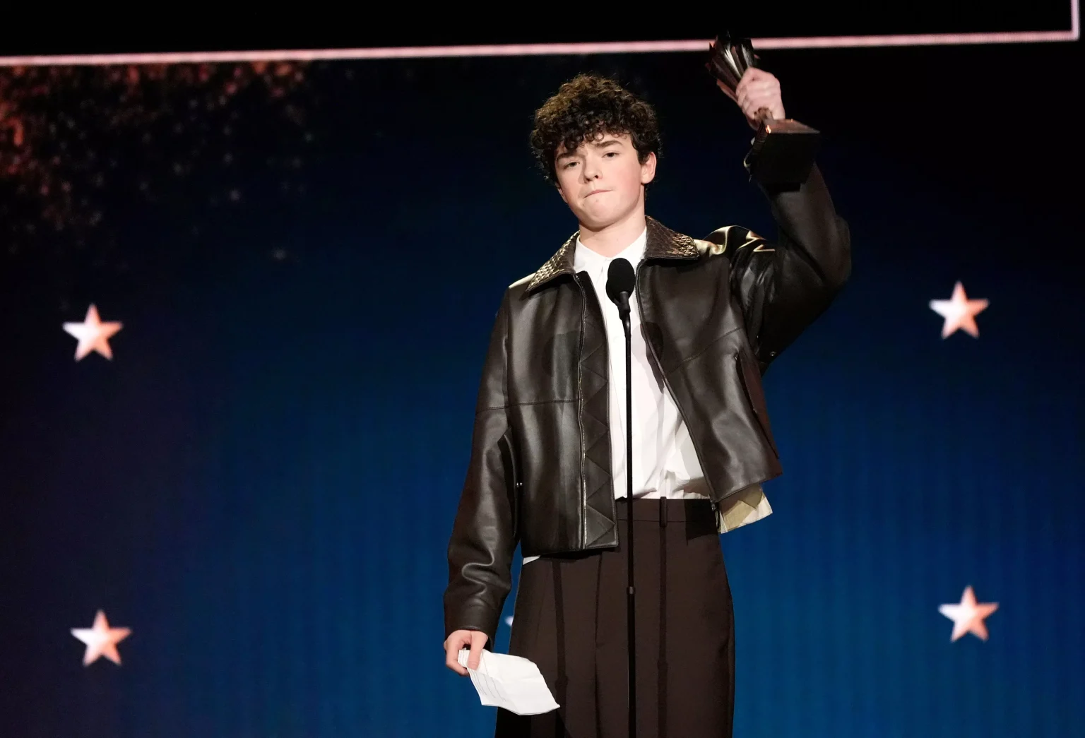 Owen Cooper hyn në histori në Critics Choice Awards