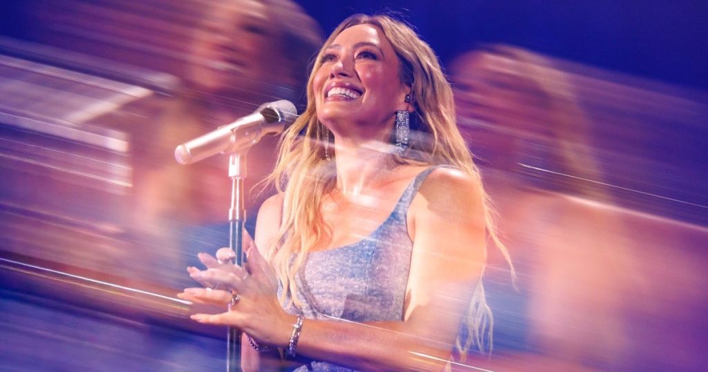 Hilary Duff rikthehet në skenë me një moment nostalgjik