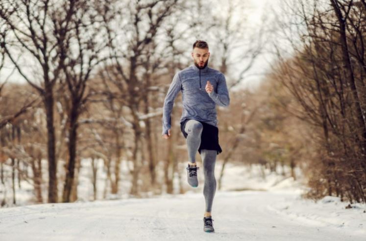 Cilat janë përfitimet e ushtrimeve fizike jashtë në të ftohtë?