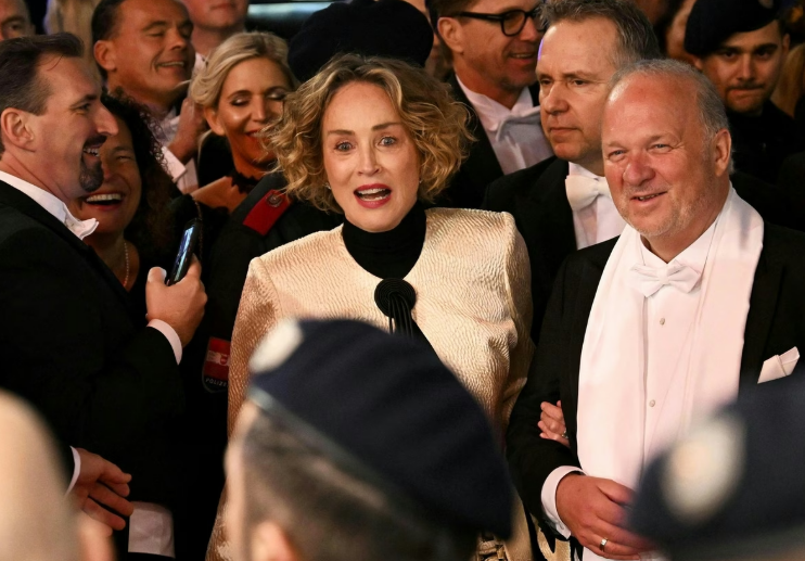 Sharon Stone e emocionuar në Ballon e Operës