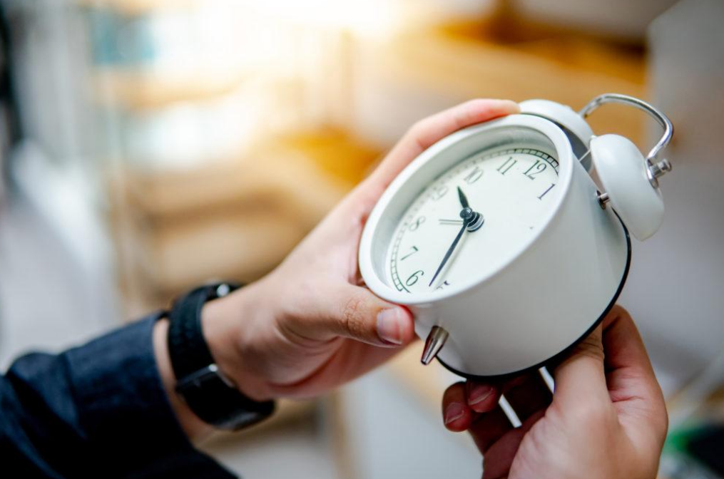 Pse e hëna është dita më e vështirë pas ndryshimit të orës?