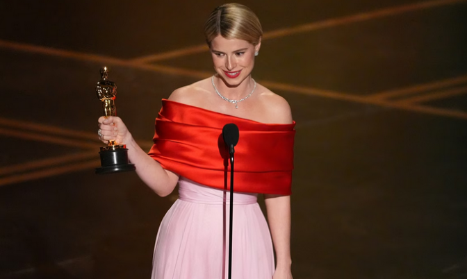 Jessie Buckley emocionon me fjalimin në Oscar
