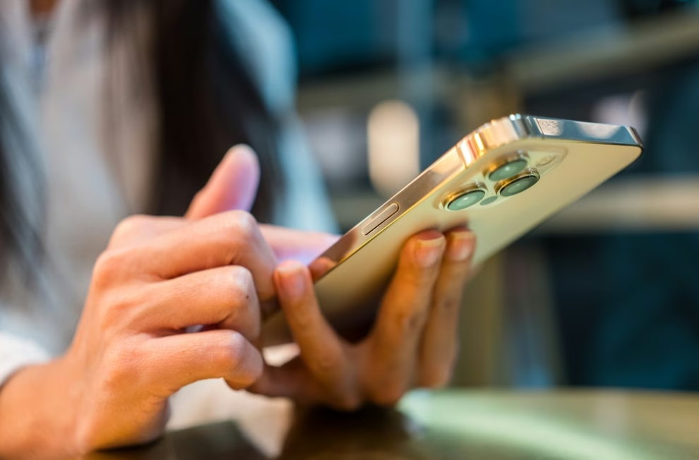 Pse disa njerëz ndihen të detyruar t’u përgjigjen menjëherë mesazheve?