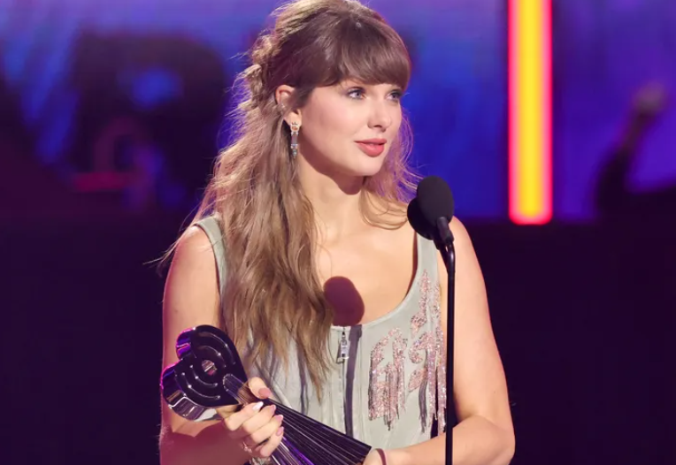 Taylor Swift: “Ndjehem e lumtur dhe e lirë falë Travis Kelce”