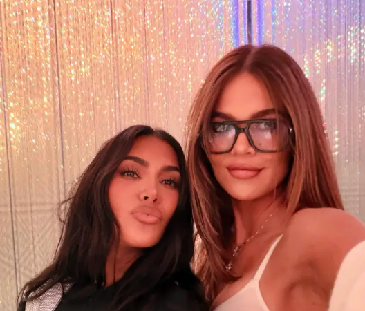 Kim Kardashian akuzohet për “Photoshop” në fotot me Khloé nga Japonia