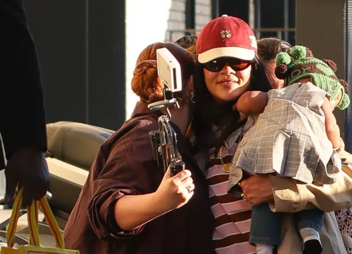 Vajza 6-muajshe e Rihanna-s bën debutimin publik… dhe menjëherë kthehet në ikonë mode