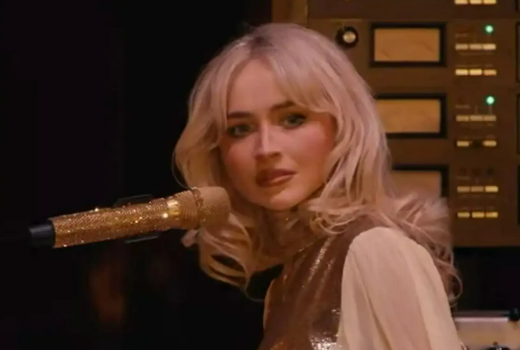 Sabrina Carpenter kërkon falje pas momentit të sikletshëm në Coachella