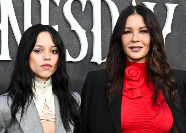 Jenna Ortega dhe Catherine Zeta-Jones bashkë në eventin e “Wednesday” në Los Angeles