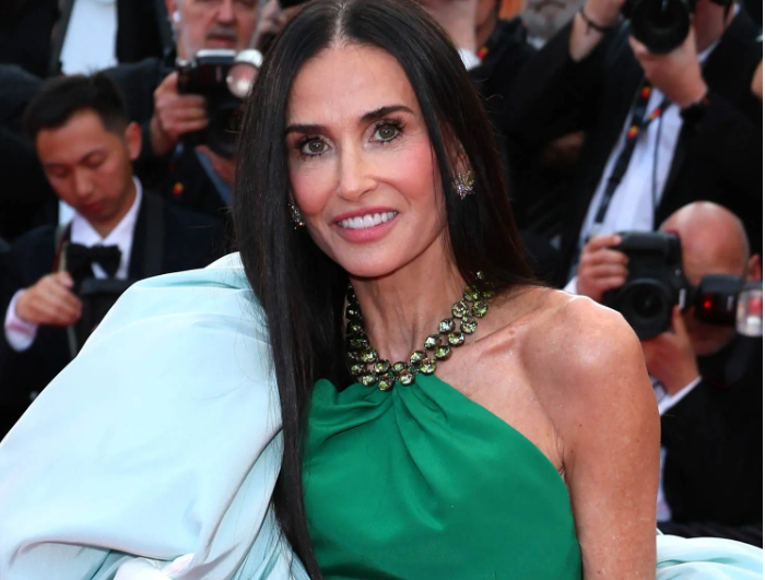 Demi Moore mahnit në Cannes me fustanin elegant