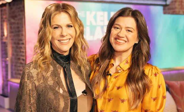 Kelly Clarkson përlotet pasi Rita Wilson flet për fundin e emisionit të saj