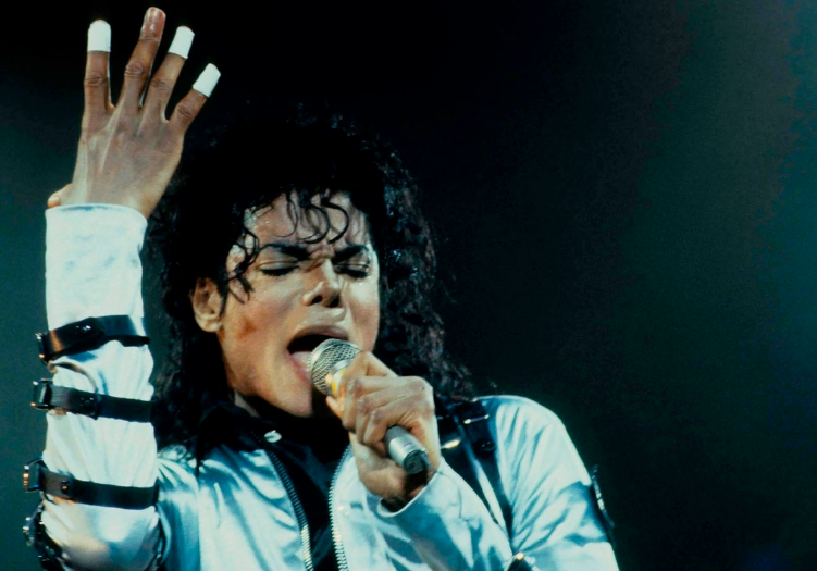 Pse Michael Jackson mbante gjithmonë shirita të bardhë në gishtërinj?