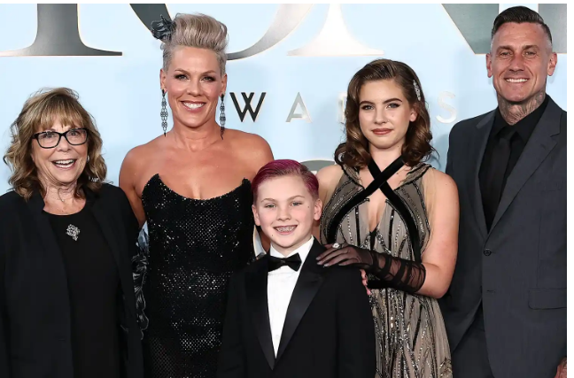 Pink shkëlqen në Tony Awards 2026, e shoqëruar nga e gjithë familja