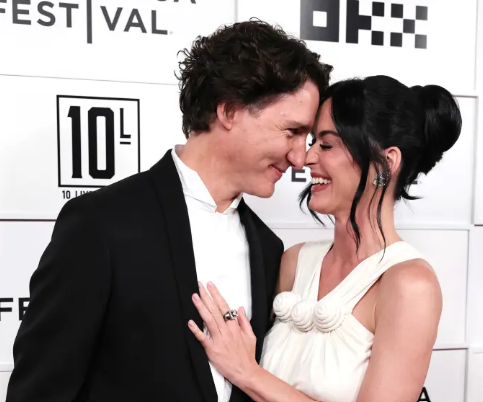 Katy Perry dhe Justin Trudeau zyrtarizojnë lidhjen në tapetin e kuq