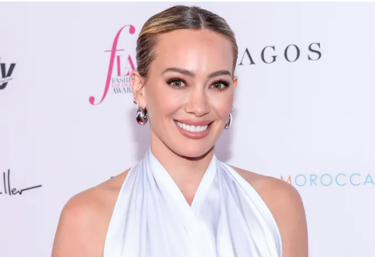 Hilary Duff tregon si relaksohet para nisjes së turneut të ri muzikor