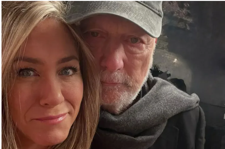 Jennifer Aniston emocionohet teksa nderon regjisorin e serialit ikonik “Friends”