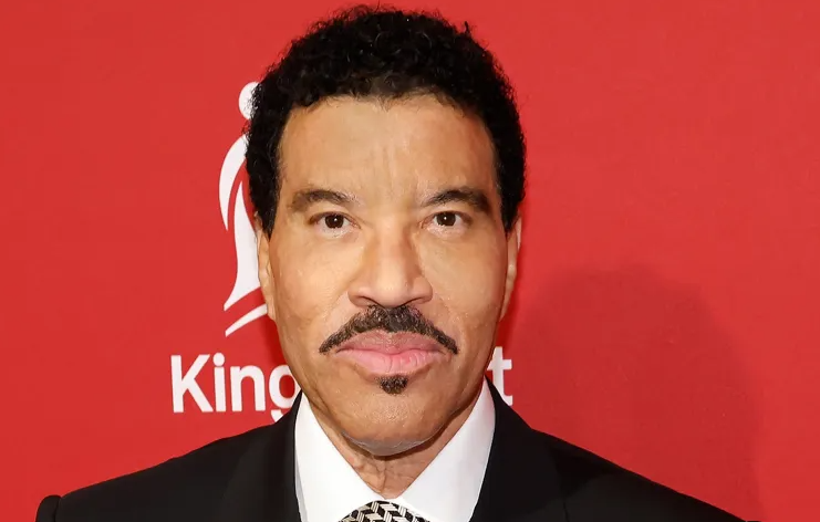Lionel Richie qetëson fansat pas shqetësimeve për shëndetin: “Jam mirë”