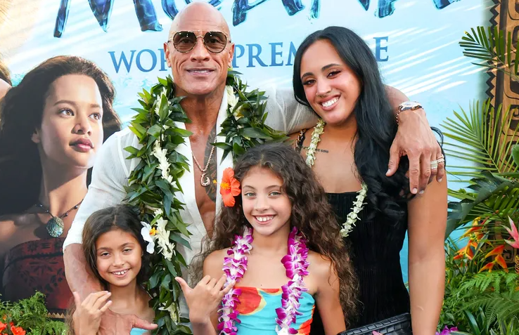 Dwayne Johnson shfaqet në tapetin e kuq me tri vajzat e tij