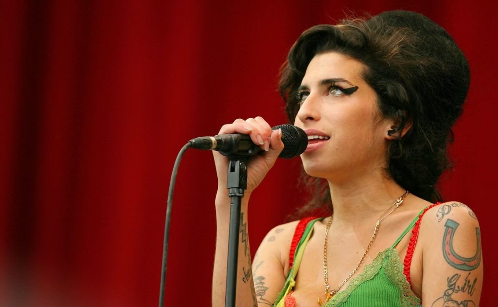 Amy Winehouse rikthehet me “Back to Black”, edicion special për 20-vjetorin
