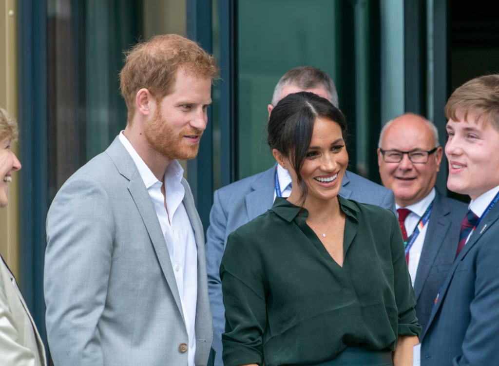 Princ Harry dhe Meghan Markle rikthehen në Britani pas gjashtë vitesh