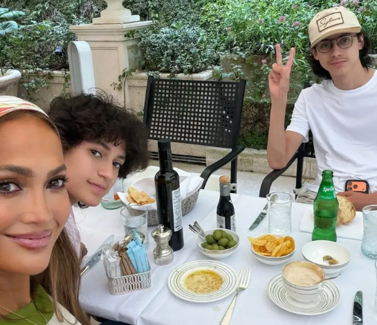 Jennifer Lopez ndan momente të rralla me binjakët gjatë udhëtimit në Itali