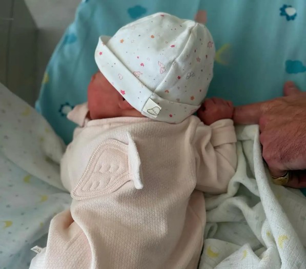 Princesha Eugenie prezanton vajzën me një veshje që ka lidhje me familjen mbretërore