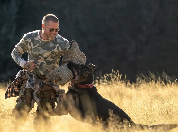 Brad Pitt tregon lidhjen e veçantë me qenin që luan përkrah tij në filmin e ri