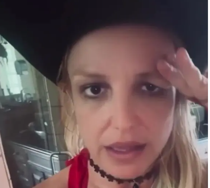 Britney Spears tregon për përvojën e pakëndshme me Botox: “Kujdes me trupin tuaj”