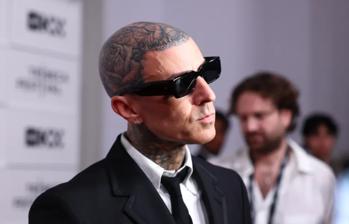 Travis Barker rrëfen betejën me varësinë dhe traumën pas aksidentit ajror