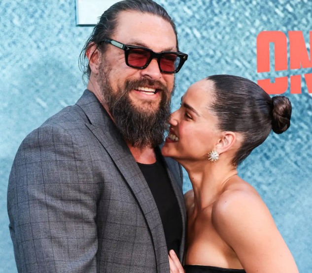 Jason Momoa dhe Adria Arjona, të pandarë në tapetin e kuq