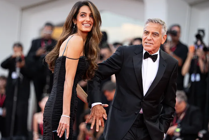 Amal Clooney shkëlqen në Venecia, stolitë e saj kishin vlerë marramendëse