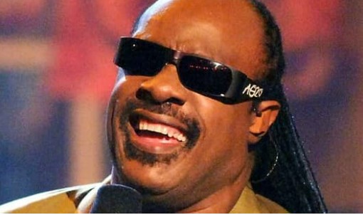 Stevie Wonder rikthehet në skenë