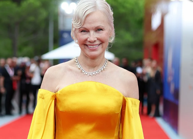 Pamela Anderson shkëlqen në Festivalin e Filmit në Venecia