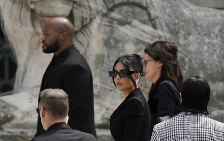 Kim Kardashian merr dëmshpërblim simbolik për grabitjen traumatike në Paris