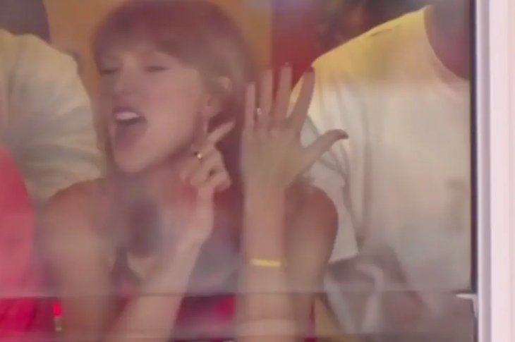 Taylor Swift feston për golin e Travis Kelce dhe tregon unazën e martesës