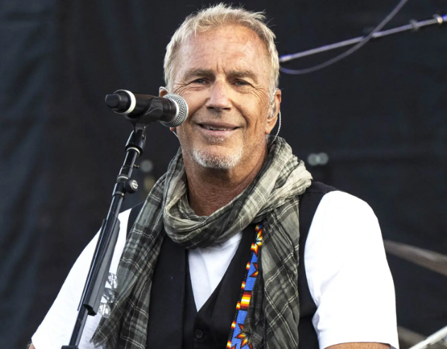 Kevin Costner ngjitet në skenë për një kauzë të veçantë