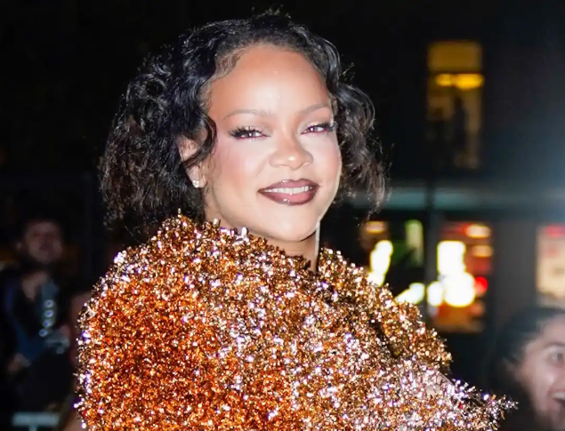 Rihanna tërheq vëmendjen me veshjen e saj në Paris