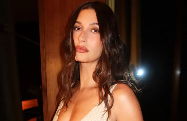 Hailey Bieber rikthen elegancën e viteve ’90