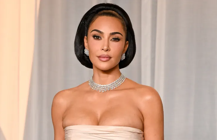 Kim Kardashian shkëlqen me fustan të vitit 1951