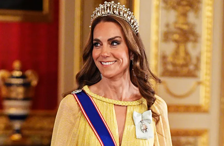 Kate Middleton shkëlqen me fustan të verdhë dhe diademën që mbante Princesha Diana
