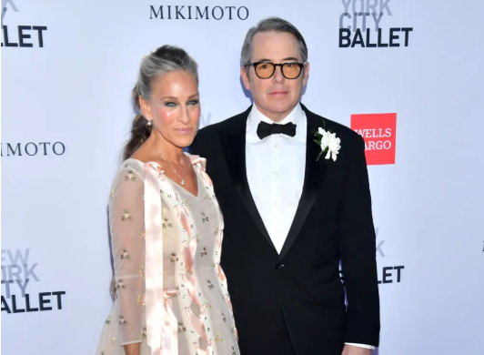 Sarah Jessica Parker sjell stilin e Carrie Bradshaw në një mbrëmje baleti