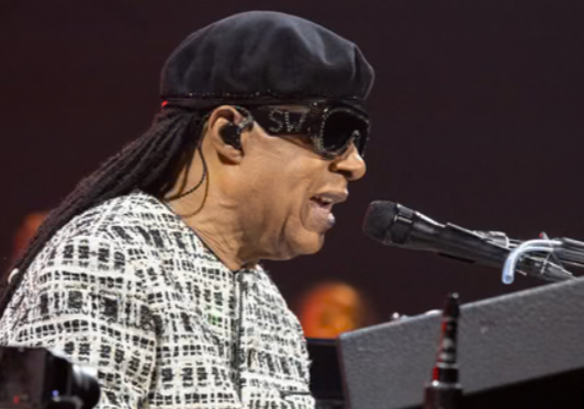 Jetoi falas në shtëpinë e tij për 38 vjet, tani Stevie Wonder kërkon largimin e saj
